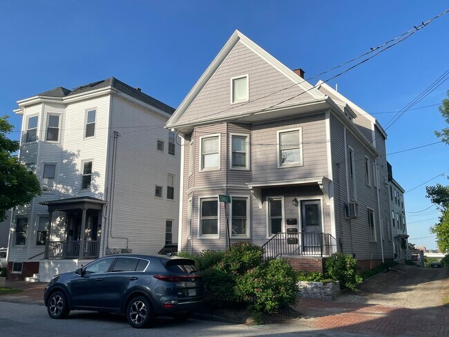 Late spring morning at 28 North, - 28 North St
