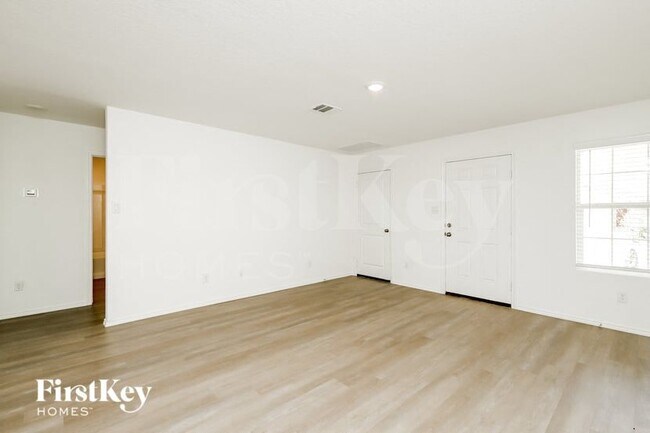 Foto del edificio - 10407 McClintock Dr