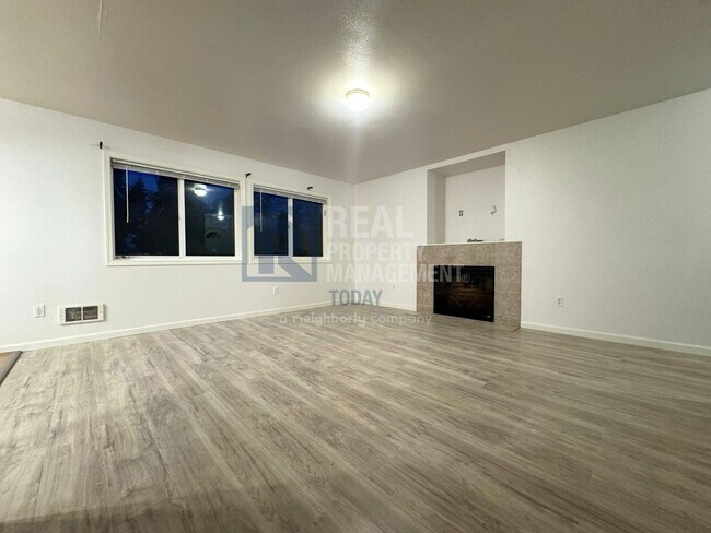 Foto del edificio - Spacious 3-Bedroom Townhome with Garage in Spanaway!