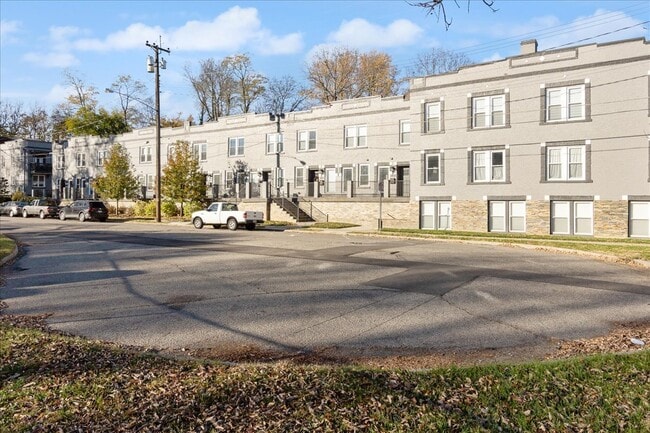 Building Photo - 2827 Ashland Ave