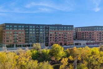 Building Photo - The Deveraux