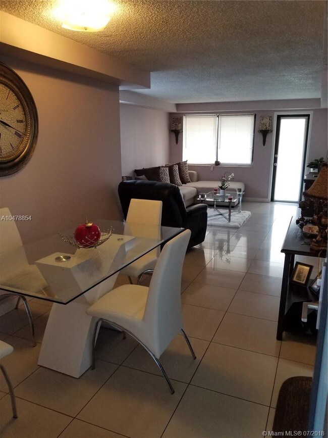 Foto del edificio - 301 Golden Isles Dr