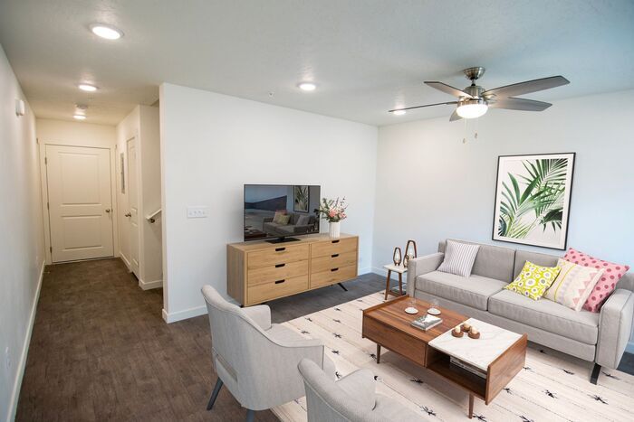Foto principal - BRAND NEW! Gorgeous 3-Story Payton 2022 Mo...