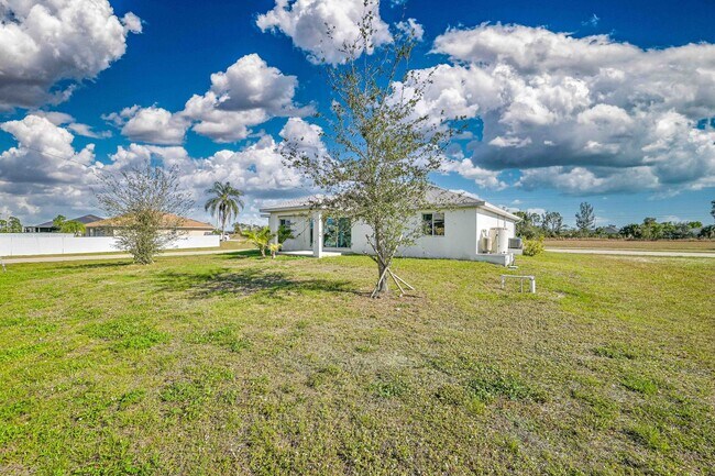 Foto del edificio - Modern Single-Family Home with 3 Bedrooms,...