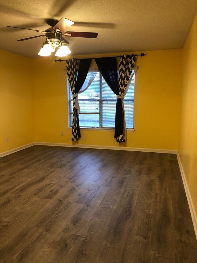 Building Photo - Cute Spacious Westside Home