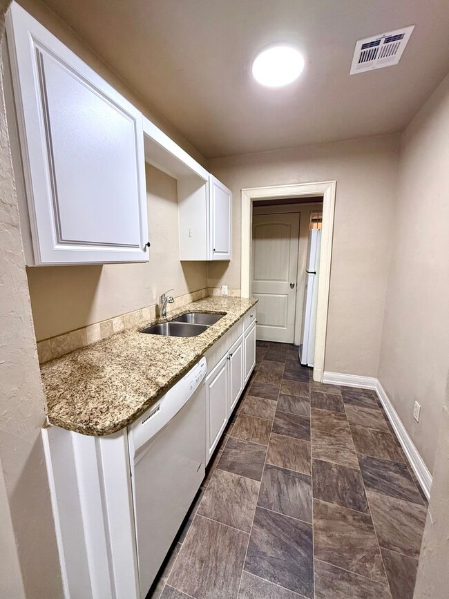 Building Photo - Large 1BD 1BA Apartment with Bonus Area Lo...