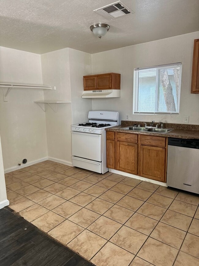 Foto del edificio - Perfect starter home in North Bakersfield!