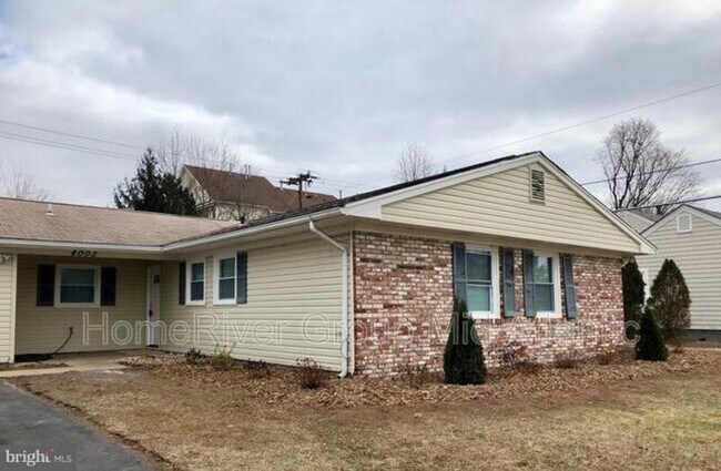 Building Photo - 4005 Middle Ridge Dr