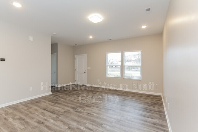 Foto del edificio - 4414 Mountain Island Dr