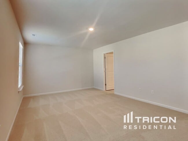 Building Photo - 141 Chapel Dr