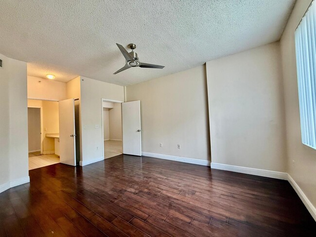 Building Photo - 6928 SW 39th St