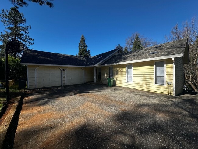 Building Photo - Light Filled 4 Bedroom 2.5 Bathroom Two-St...