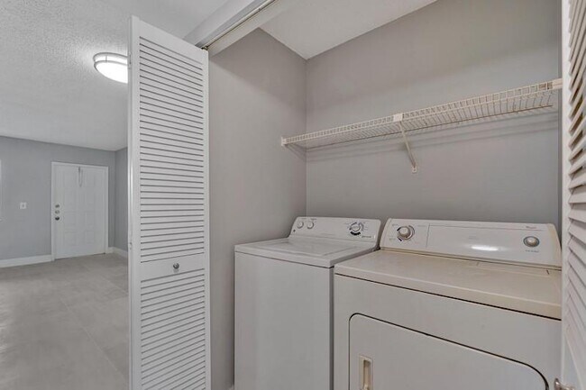 Building Photo - 1430 Meadows Cir W