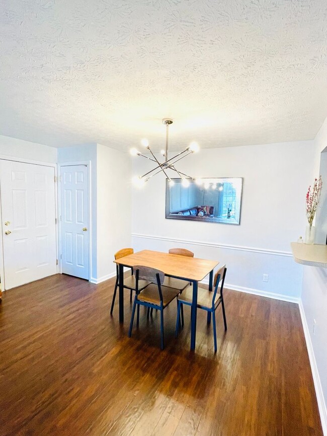 Building Photo - A charming house with 2 beds and 2 bath at...