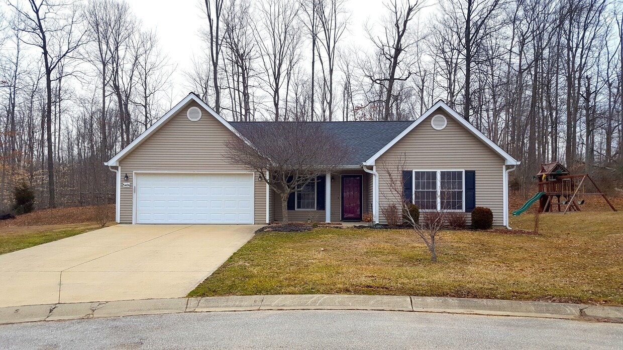 Primary Photo - 3 bed, 2 bath Home with GARAGE! (July 2025)