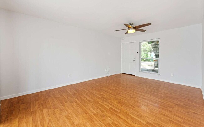 Building Photo - Clean & Bright Gated 1BR Near Downtown Austin