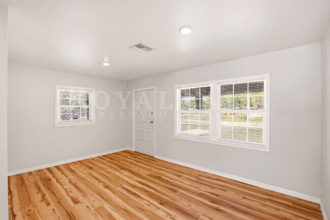 Foto del edificio - 2/1 Retreat in North Fort Myers: Apartment Life Called. We Didn't Answer.
