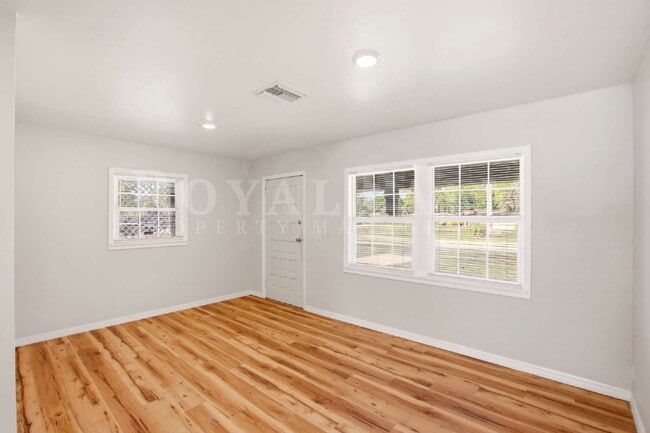 Building Photo - 2/1 Retreat in North Fort Myers: Apartment Life Called. We Didn't Answer.