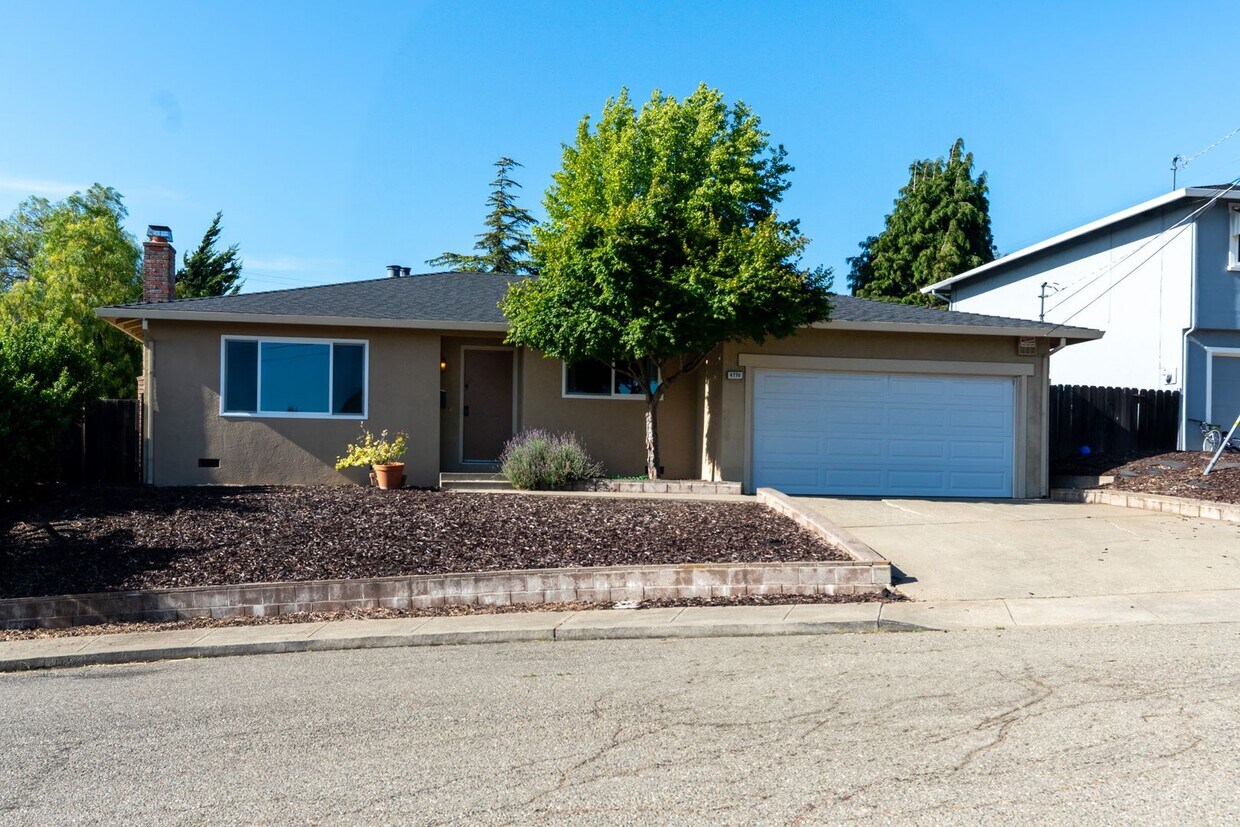 Foto principal - Single Family 3Bed/2BA Castro Valley House...