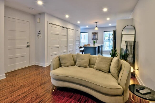 Building Photo - 5107 Rue Saint-Ambroise