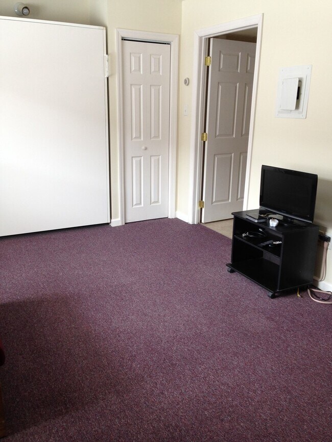 Foto del edificio - Studio Apartment at College Court -- SUBLET STARTING 02/01/2026