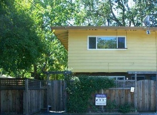 Primary Photo - 1145 Oak Ave