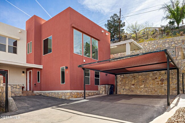 Building Photo - 4016 Camelot Heights Dr