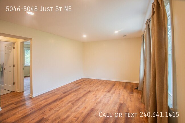 Building Photo - 5046-5048-5048 Just St NE