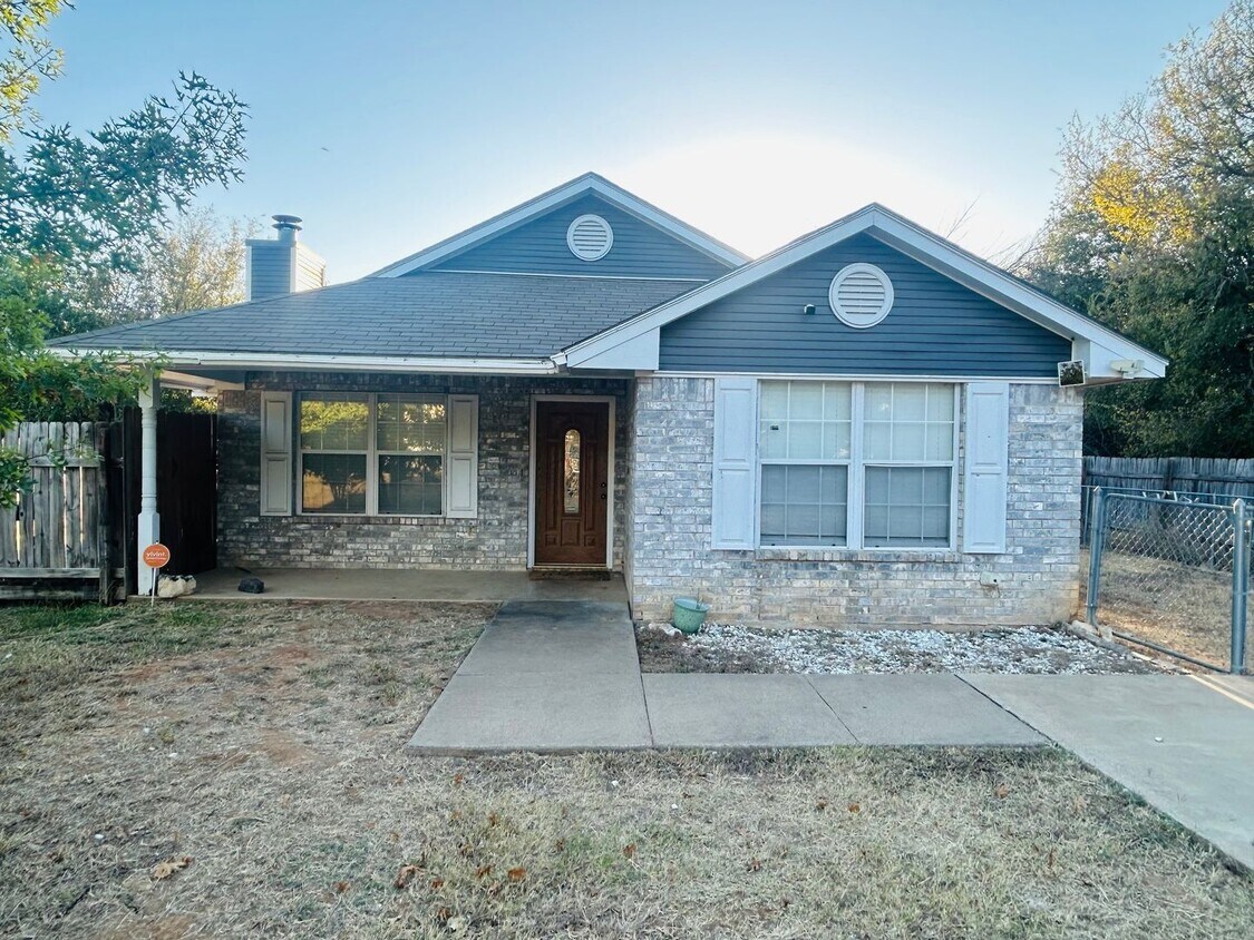 Primary Photo - Beautiful Bosqueville ISD Home