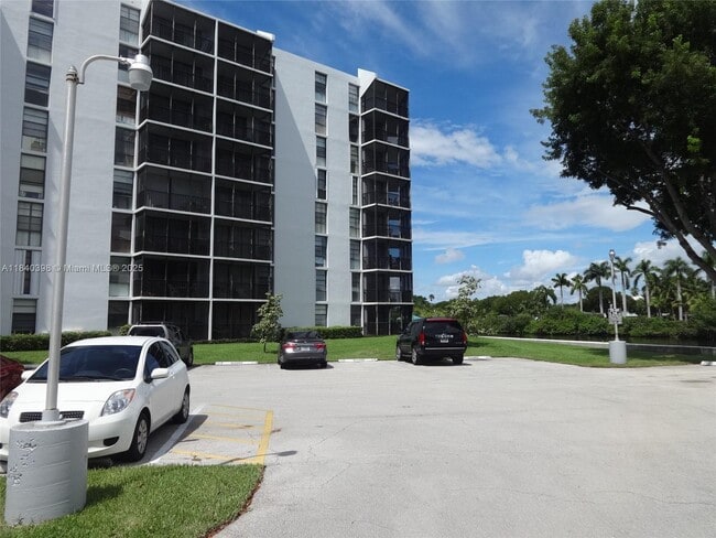 Building Photo - 3475 N Country Club Dr