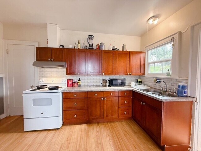 Building Photo - 3 & 4 Bedroom Units Just Steps from WWU