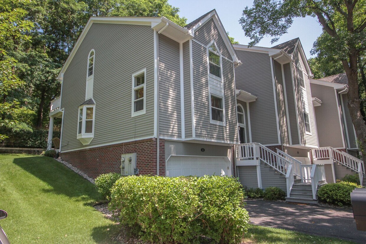 Primary Photo - A MUST HAVE in walkable Downtown Wayzata! ...