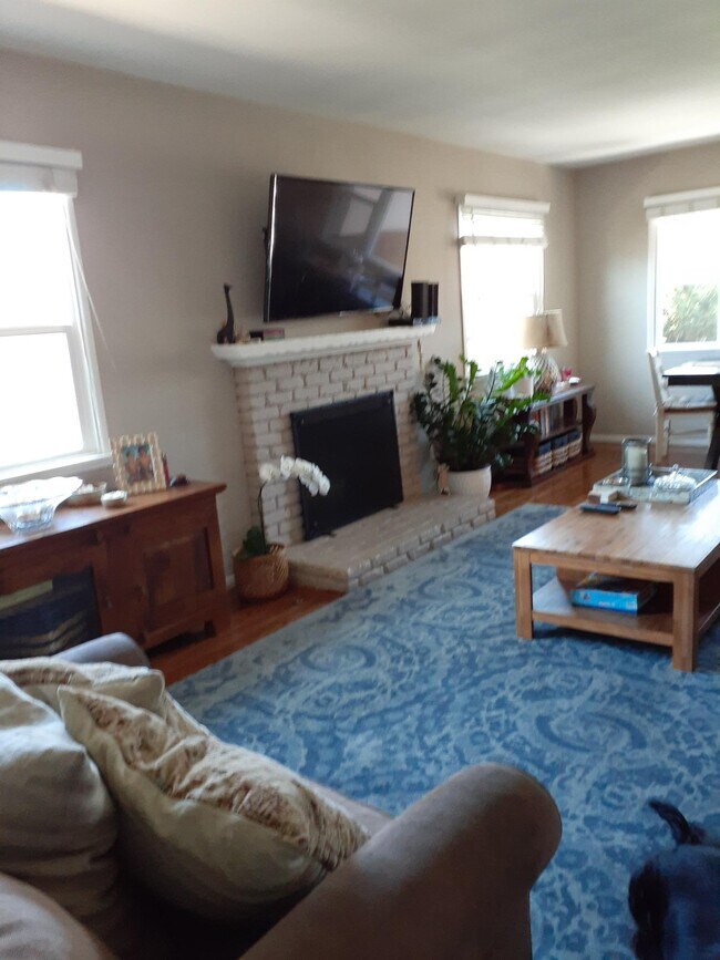 Sala de estar espaciosa - 656 36th St