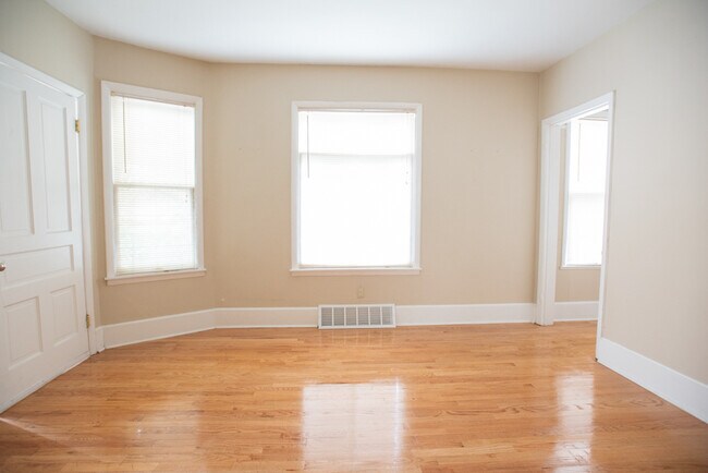 Foto del edificio - 2429 N Farwell Ave