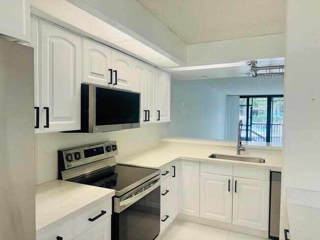 Building Photo - 9 Royal Palm Way