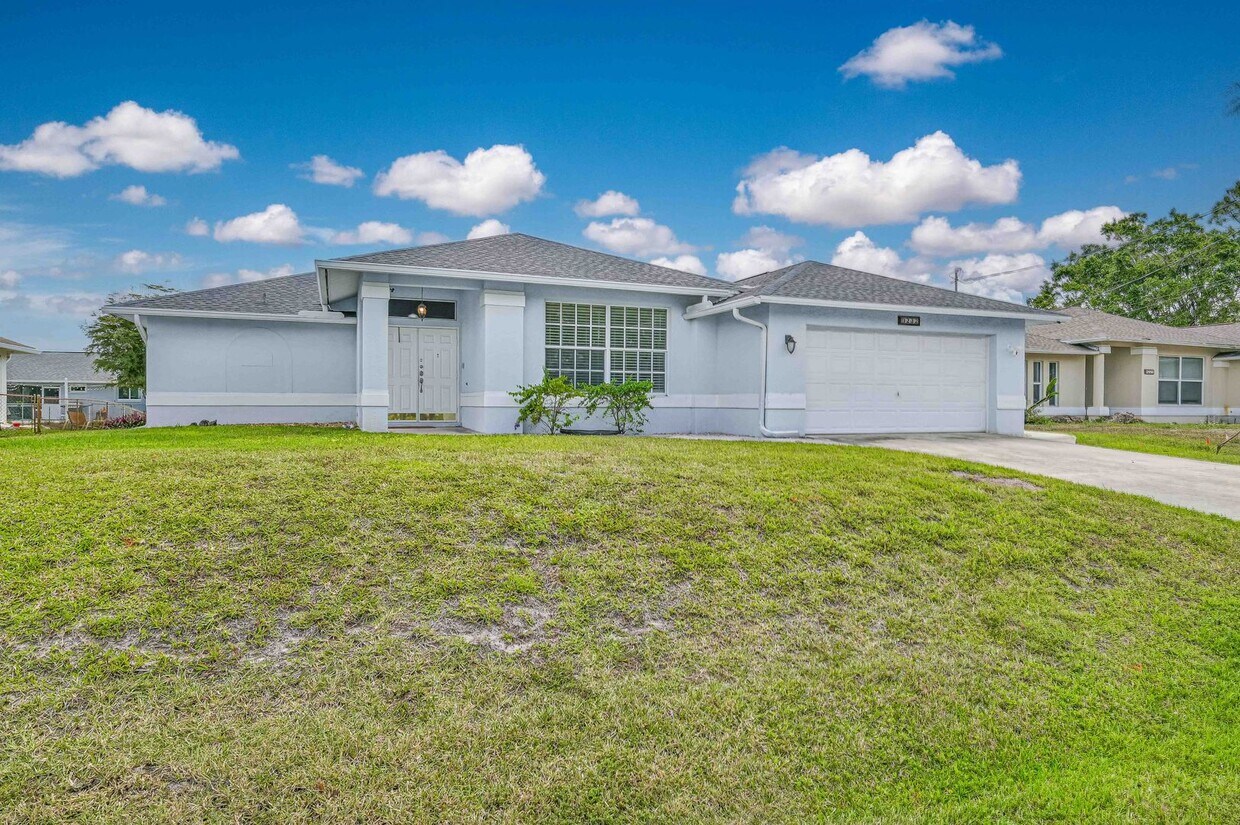 Primary Photo - ** 3 bed + Den, 2 Bath.....POOL HOME in Sa...