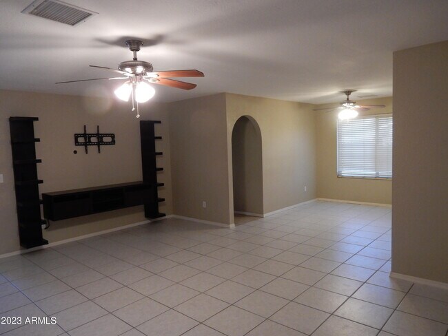 Foto del edificio - 3901 W Lupine Ave