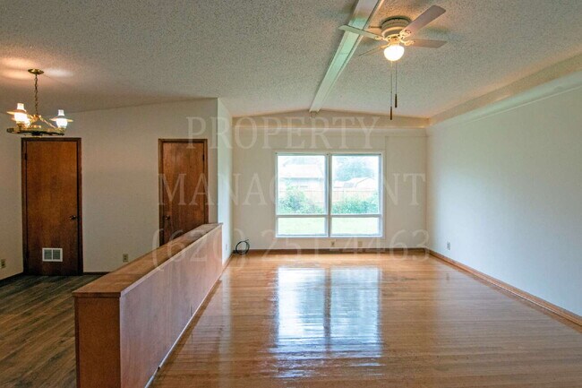 Building Photo - 3 Bedroom 1 Bath