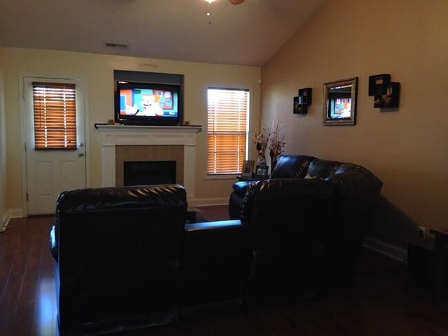 Building Photo - Beautiful 3 Bedroom 2 Bathroom Home!