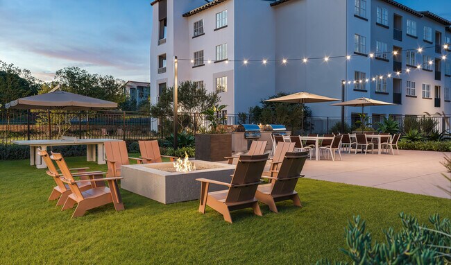 Área para fogatas al aire libre, asientos y zonas de barbacoa. - Montessa Heights