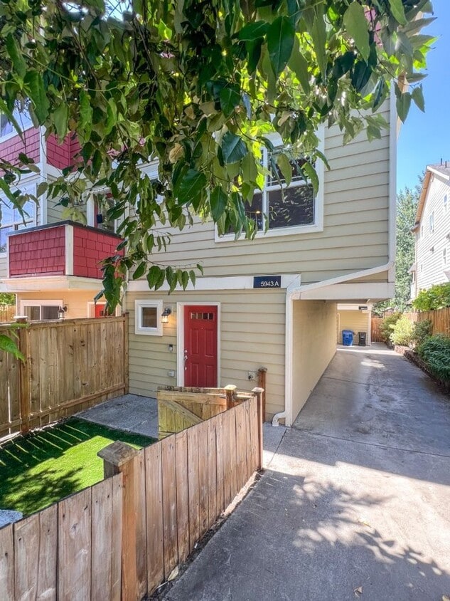 Primary Photo - 2Bd/3Ba Seattle Townhouse
