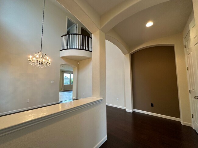 Building Photo - Large 4 Bedroom House in Hiddenbrook Commu...