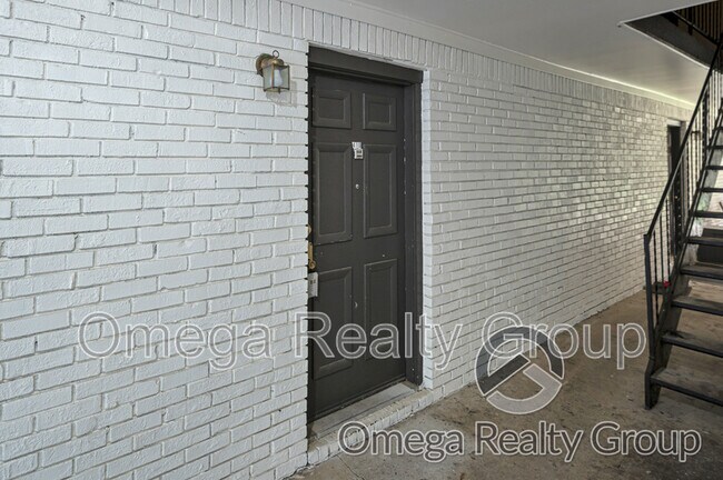 Building Photo - 425 Oakwood Ave