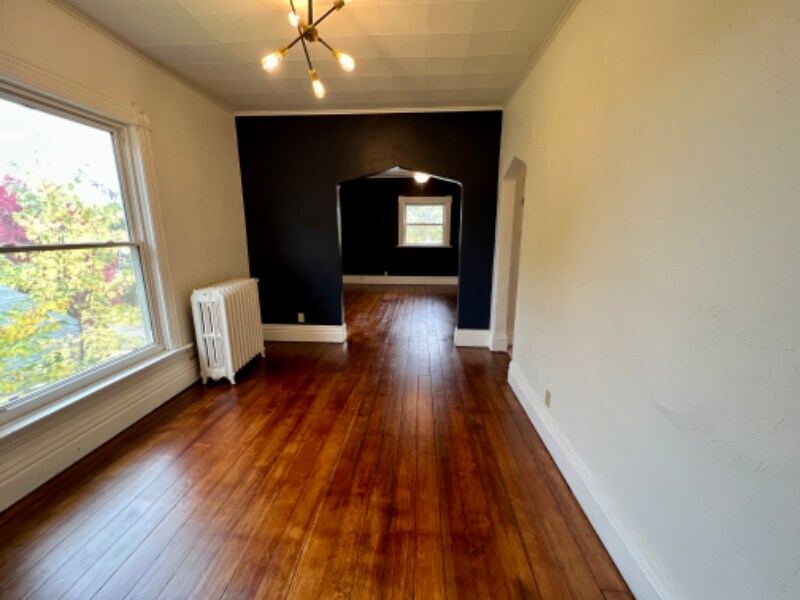 Primary Photo - 1093 Oxford St N