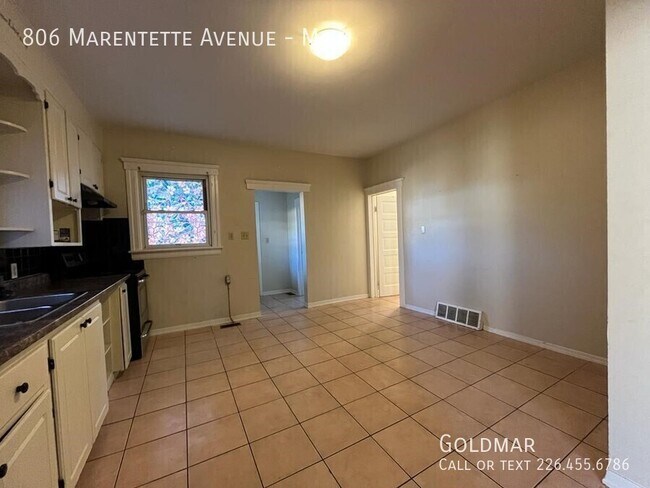 Photo du bâtiment - 3 Bedroom Plus Den - Main Floor of Duplex in Walkerville