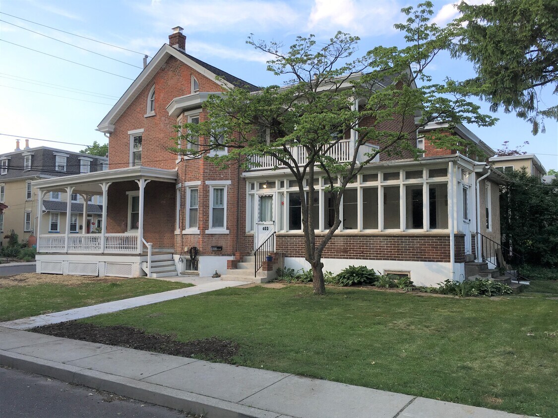 Primary Photo - 403 School St
