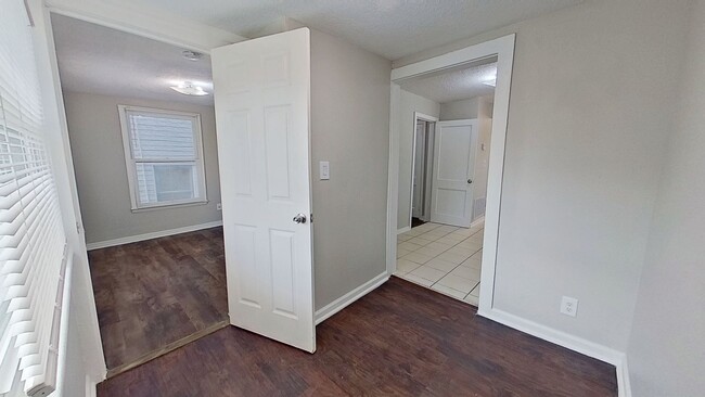 Building Photo - Recently renovated 2/1 Springfield Apartment!