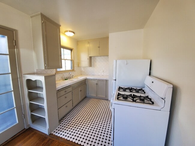 Building Photo - 2152 N Commonwealth Ave