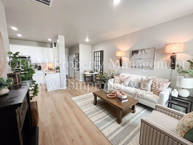 Building Photo - 2073 Luna Dr