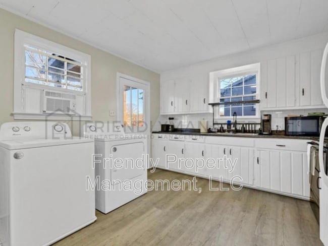 Building Photo - 517 W Brookline St